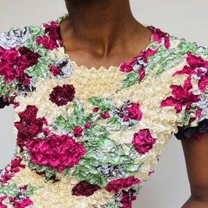 Vintage 90s Y2K Popcorn tee Textured  Floral print Roses Cream Burgundy Sz M